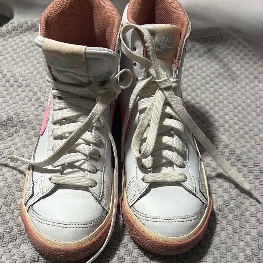 Nike girls pink and white Blazers High-Top Sneakers - White and Pink